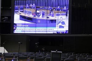 Em meio à crise, Câmara aprova Contrato Verde e Amarelo que precariza relações de trabalho