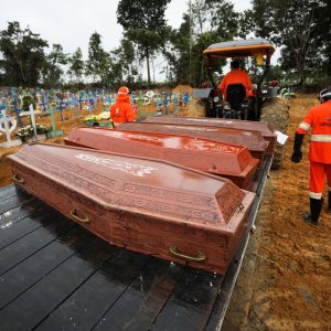 No dia em que o Brasil bate recorde de mortes, Bolsonaro faz pressão no STF pelo fim do isolamento