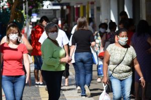 Notas: Aumento de casos pós-reabertura