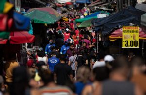 Após fim de semana com praias lotadas, Brasil tem 126,9 mil mortes por Covid-19