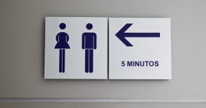 Empresa terá de indenizar trabalhadora com tempo limitado para ir ao banheiro
