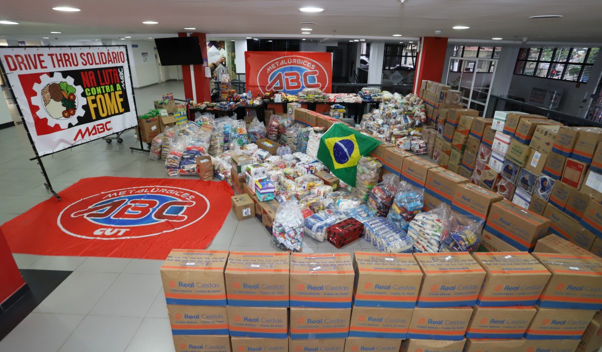 Drive Thru solidário dos Metalúrgicos do ABC arrecada 20 toneladas de alimentos e produtos de higiene e limpeza