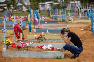 Brasil registra 860 mortes por covid em 24 horas; Bolsonaro desfila sem máscara