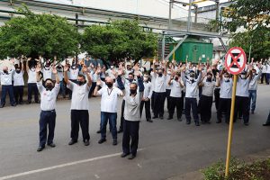 Trabalhadores na Toyota participam de assembleia por aumento e cláusulas sócias