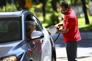 Gás de cozinha por R$40 e gasolina a R$4: petroleiro afirma que é possível; saiba como