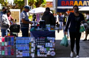 Com alta da inflação pela 22ª semana, famílias cortam itens básicos da alimentação