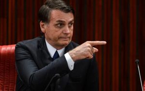 Bolsonaro sanciona orçamento com cortes em Educação e pesquisas