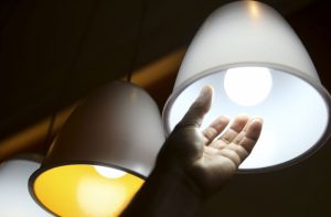 Consumidor vai pagar R$ 40 bi a mais na conta de luz para dar lucro a acionistas