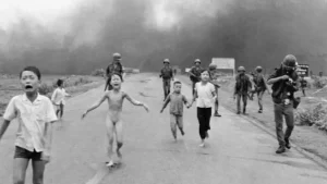 Há 50 anos uma foto chocou o mundo revelando o horror da guerra do Vietnã