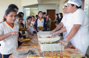 Bolsonaro veta reajuste para merenda escolar, apesar da fome atingir mais crianças