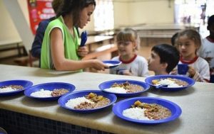 <strong>Veto de Bolsonaro ao reajuste da merenda escolar cria prejuízo bilionário aos estados</strong>