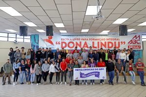 Coletivo realiza roda de conversa em cinco fábricas na base e Escola ‘Dona Lindu’