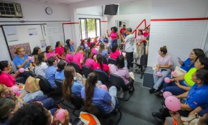 Em ação pelo Outubro Rosa, trabalhadoras na Volks participam de palestra na fábrica