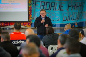 Trabalhadores tiram dúvidas durante palestra sobre prevenção do câncer de próstata