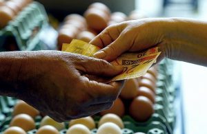 A camisa de força neoliberal e a alta dos preços dos alimentos