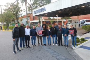 Na porta da Scania, Sindicato entrega ‘Tribuna na Mão’ e reafirma compromisso com a base