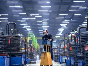 Emprego em alta, mas juros altos seguem como ameaça