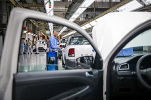 A primeira metade de 2025: desemprego cai, mas criação de vagas desacelera