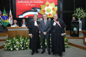 Coordenador do departamento jurídico do Sindicato recebe honraria do TRT-2 por contribuições à Justiça do Trabalho