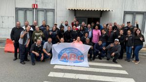 Diálogo na Mercedes fortalece luta por acessibilidade a trabalhadores surdos