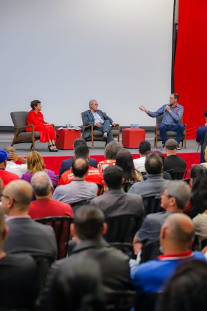 Ex-deputado constituinte e ministra do TST debatem guerra cultural em lançamento de livro no Sindicato