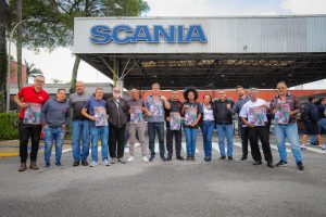 Sindicato entrega Tribuna na Mão na Scania e reforça luta contra feminicídio