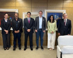 Sindicato debate defesa de direitos com presidente e ministros do TST