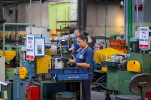 Mulheres trabalham mais e recebem menos: desigualdades persistem no mercado de trabalho